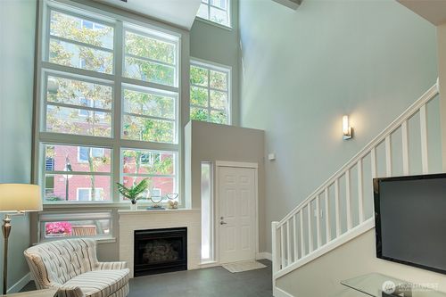apt-117-10042 Main St, Bellevue, WA, 98004-6027 | Card Image