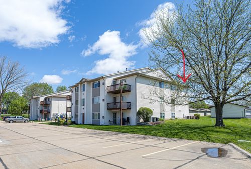 9-4186 Fairview Dr, Bettendorf, IA, 52722-7249 | Card Image