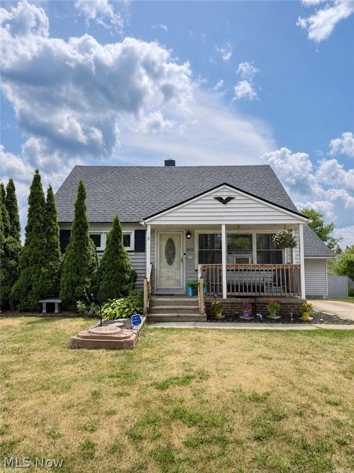 15400 Walvern Blvd, Maple Heights, OH, 44137-4645 | Card Image