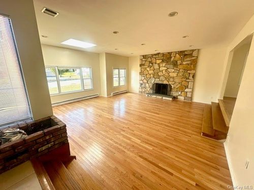 106 Woods Dr, Roslyn, NY, 11576-2614 | Card Image