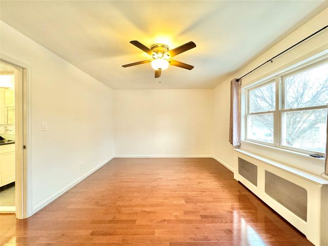 52 70 Th St, House other with 3 bedrooms, 2 bathrooms and 2 parking in Maspeth NY | Image 8