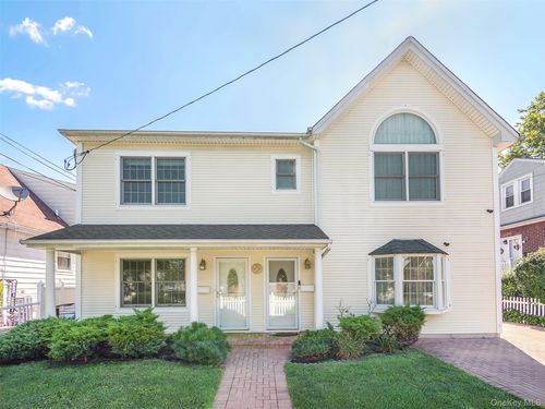 30 Edgewood Rd, Port Washington, NY, 11050-1585 | Card Image
