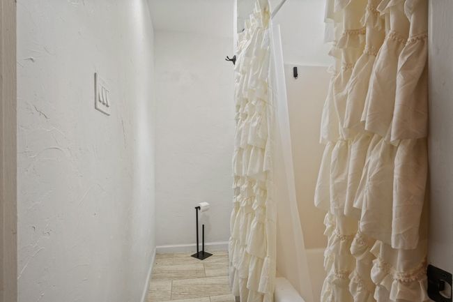 Tub/shower combo in primary bath | Image 17