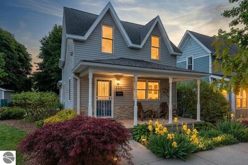 112 W Lincoln St, Charlevoix, MI, 49720-1312 | Card Image