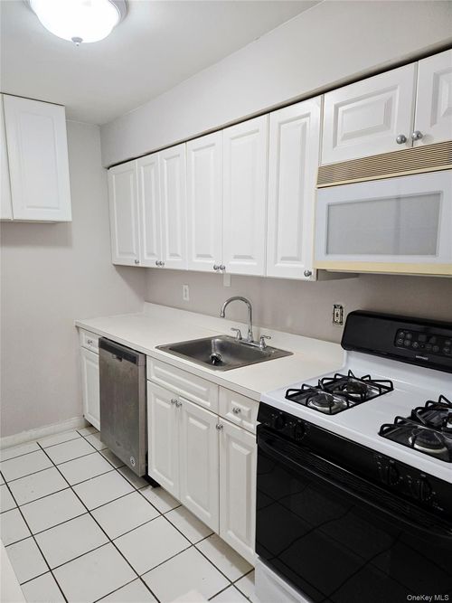 79-79 Pointe Cir S, Coram, NY, 11727-1530 | Card Image