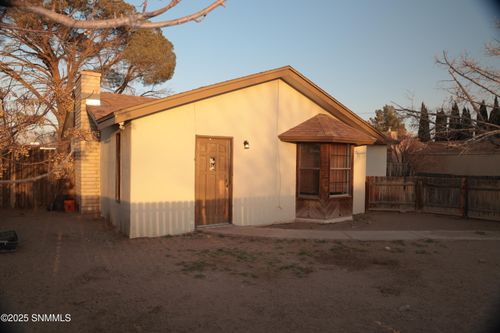 911 Luna St, Las Cruces, NM, 88001-3941 | Card Image