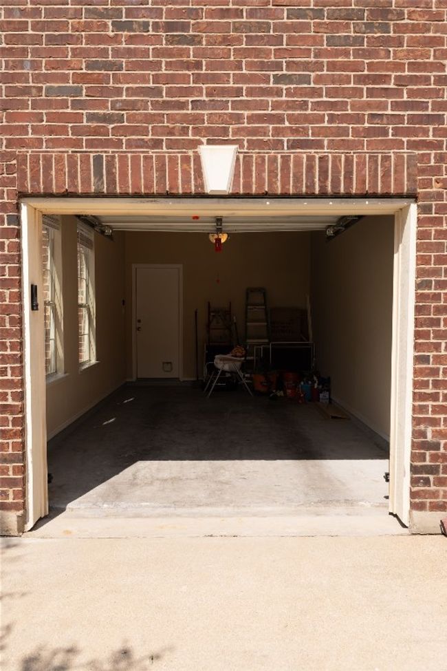 Garage with windows | Image 30