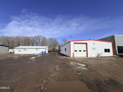 2722 Memorial Hwy, Mandan, ND, 58554-4631 | Card Image