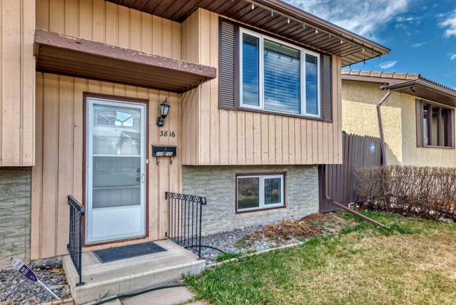 3816 Dover Ridge Drive Se, Home with 3 bedrooms, 1 bathrooms and 2 parking in Calgary AB | Image 3