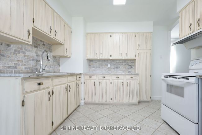 853 Queens Ave, House other with 3 bedrooms, 1 bathrooms and 2 parking in London ON | Image 5