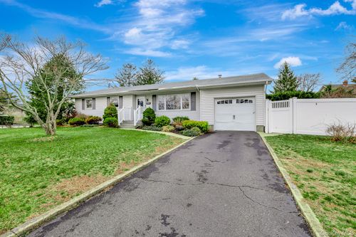 5 Richlee St, Blue Point, NY, 11715-1518 | Card Image