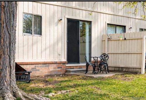 24-40812 Highpointe Dr, Clinton Township, MI, 48038-2556 | Card Image