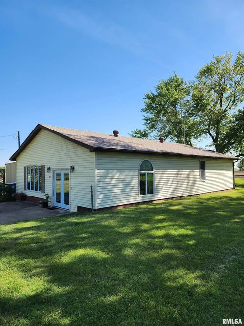 200 N 1st St, Mechanicsburg, IL, 62545-7818 | Card Image