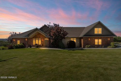 341 Brown Ln, Selah, WA, 98942-9644 | Card Image