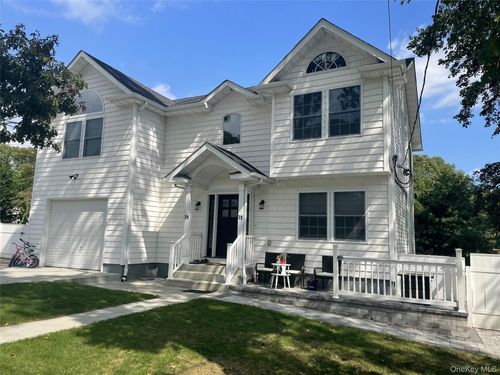 71 Penn St, Lake Grove, NY, 11755-3104 | Card Image