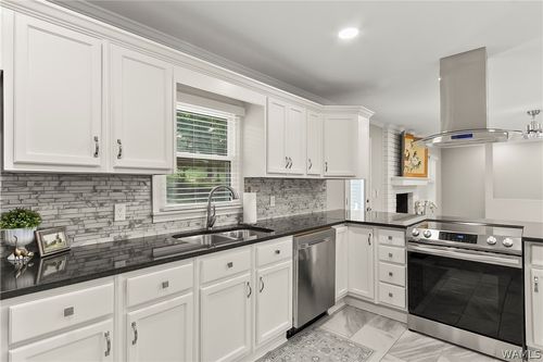 4320 Woodland Forrest Dr, Tuscaloosa, AL, 35405-5751 | Card Image