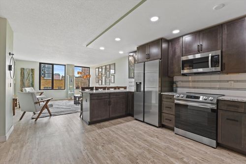 305-929 N Astor Street, Milwaukee, WI, 53202 | Card Image