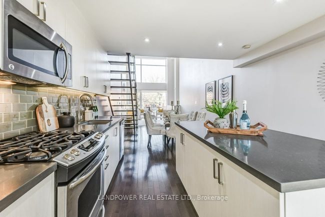 991 Dundas St E, House attached with 3 bedrooms, 3 bathrooms and 1 parking in Toronto ON | Image 16