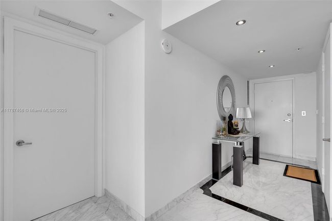 APT-1002 - 1881 79 Th Street Cswy, Condo with 2 bedrooms, 3 bathrooms and null parking in North Bay Village FL | Image 10