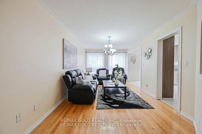 11 Caversham Dr, House attached with 6 bedrooms, 4 bathrooms and 3 parking in Brampton ON | Image 7