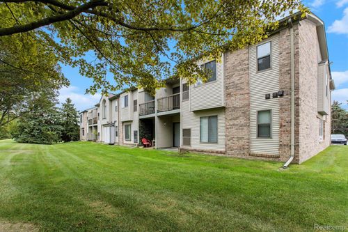 119-42739 Lilley Pointe Dr, Canton, MI, 48187-5308 | Card Image