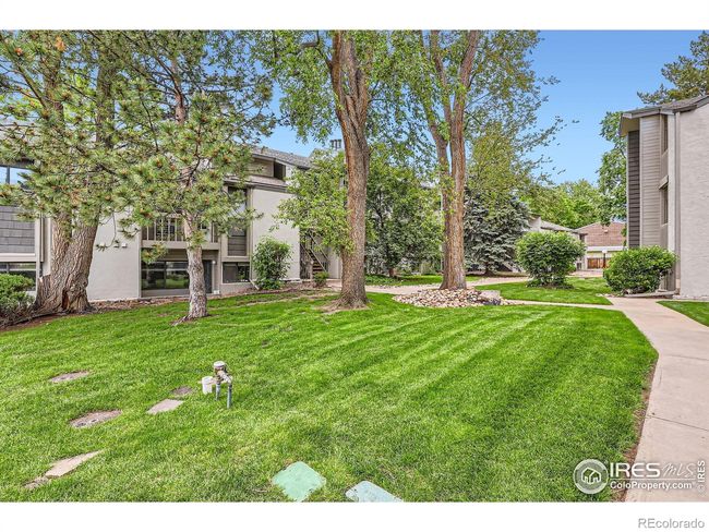 Nicely landscaped grounds of Pendleton Square Condos | Image 25
