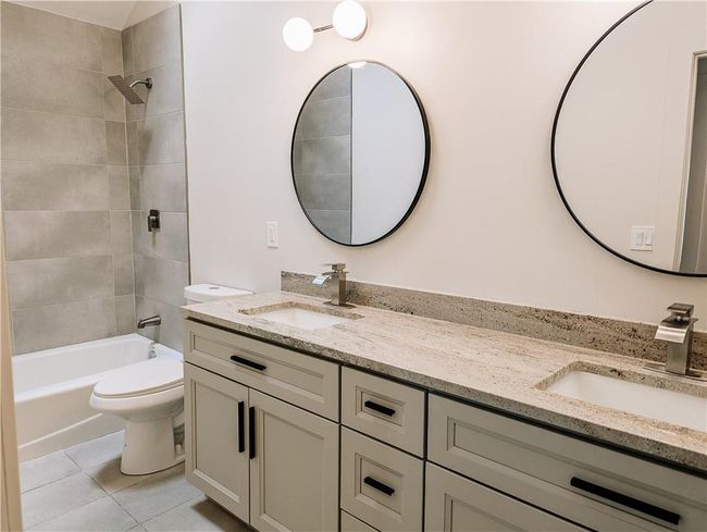 Hall Bathroom | Image 25