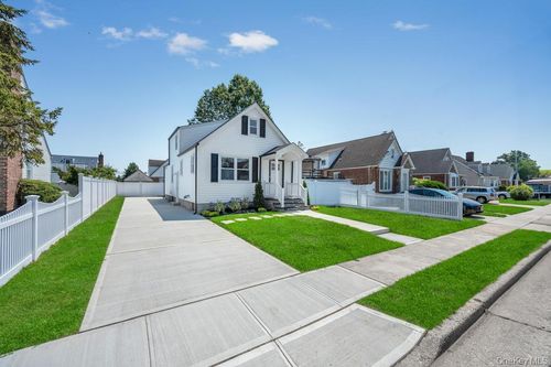 28 Dale Ave, Hempstead, NY, 11550-7106 | Card Image