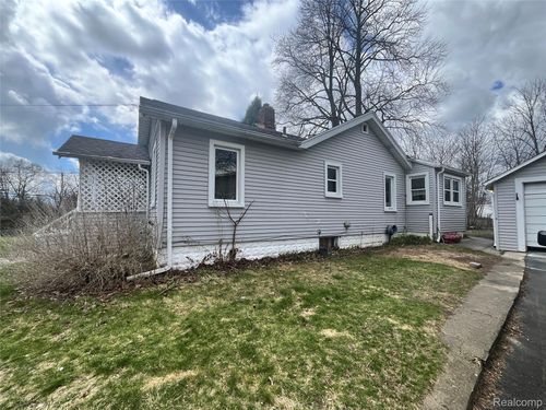 93 Omar St, Pontiac, MI, 48342-2428 | Card Image