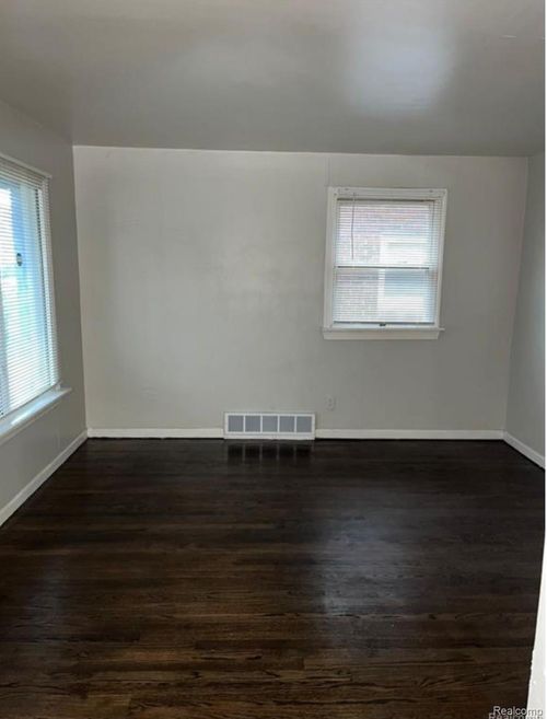 15450 Fairmount Dr, Detroit, MI, 48205-1323 | Card Image