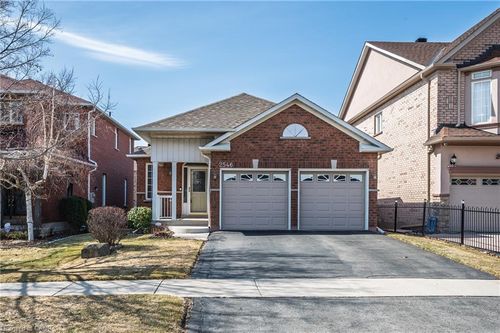 2546 Nichols Dr, Oakville, ON, L6H7L3 | Card Image