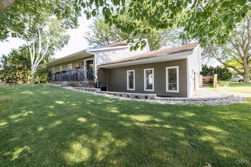 8151 Balsamwood Ln, Liverpool, NY, 13090-1102 | Card Image