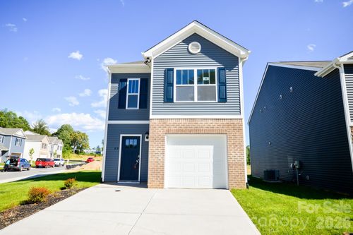 18 Caroline Valley Ln, Hendersonville, NC, 28792-0785 | Card Image