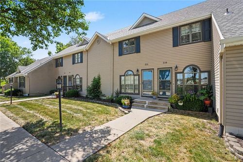 216 Stonebridge Ln, Smithville, MO, 64089-8486 | Card Image