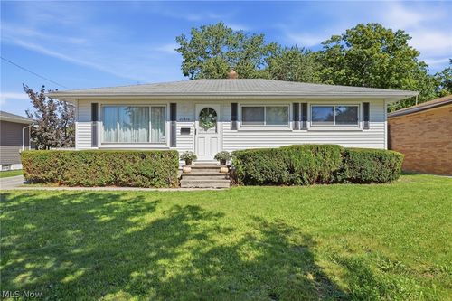 21810 Forestview Cir, Brook Park, OH, 44142-1231 | Card Image