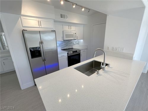 2046-7255 W Sunset Rd, Las Vegas, NV, 89113-1902 | Card Image