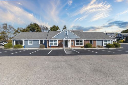 712 Main St, Hyannis, MA, 02601-4370 | Card Image