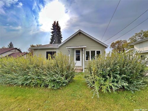 230 W Railway Ave, Wawota, SK, S0G0G1 | Card Image
