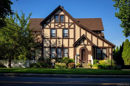 576-4-576 Scranton Ave, Lynbrook, NY, 11563-4141 | Card Image