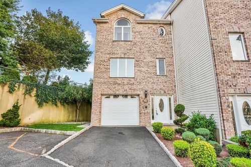 5 Hops Commons Ct, Secaucus, NJ, 07094 | Card Image