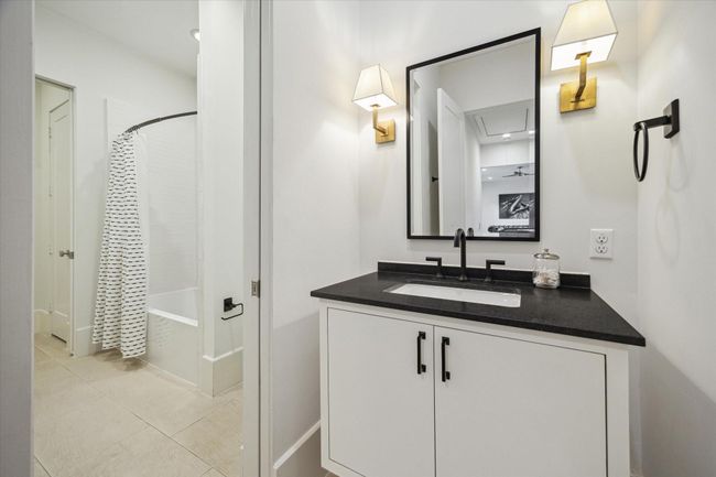E - 22 E Shady Ln, House other with 5 bedrooms, 5 bathrooms and 3 parking in Houston TX | Image 35
