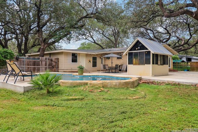 503 Mockingbird Ln, House other with 3 bedrooms, 2 bathrooms and null parking in Devine TX | Image 35