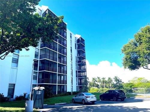 apt-716-3475 N Country Club Dr, Miami, FL, 33180-1727 | Card Image