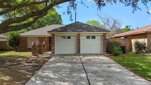 2205 Buchanan Dr, Baytown, TX, 77520-5608 | Card Image