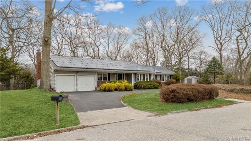 7 Fox Rd, East Setauket, NY, 11733-1873 | Card Image