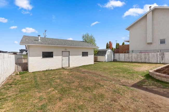 909 7 St Se, House detached with 4 bedrooms, 2 bathrooms and 2 parking in Redcliff AB | Image 32