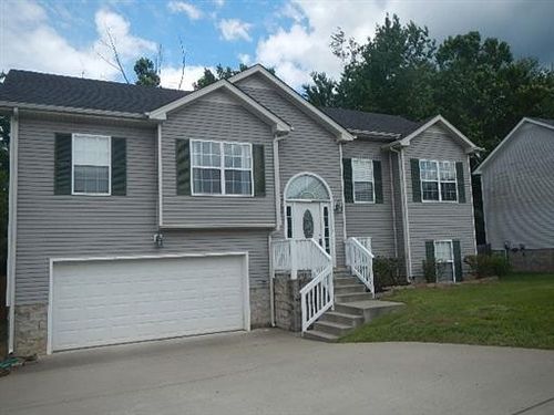 1652 Broad Cir, Clarksville, TN, 37042-7095 | Card Image