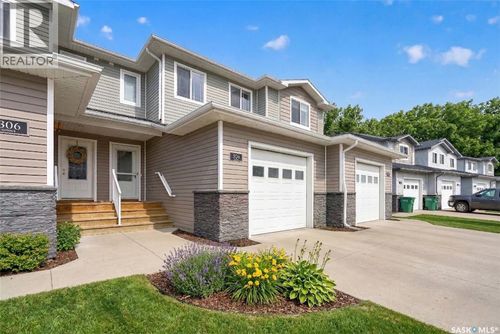 940 Bradley St, Moose Jaw, SK, S6H3M4 | Card Image