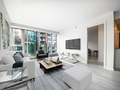 603 - 233 Robson St, Condo with 3 bedrooms, 1 bathrooms and 1 parking in Vancouver BC | Image 3