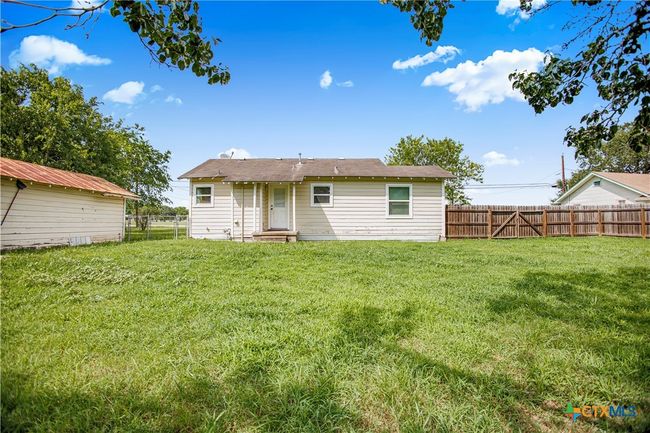 704 Maple St, House other with 2 bedrooms, 1 bathrooms and null parking in Yoakum TX | Image 11